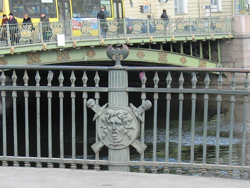 Перильное ограждение Первого Инженерного моста украшено щитом и мечами в ножнах. На щите голова медузы Гаргоны.