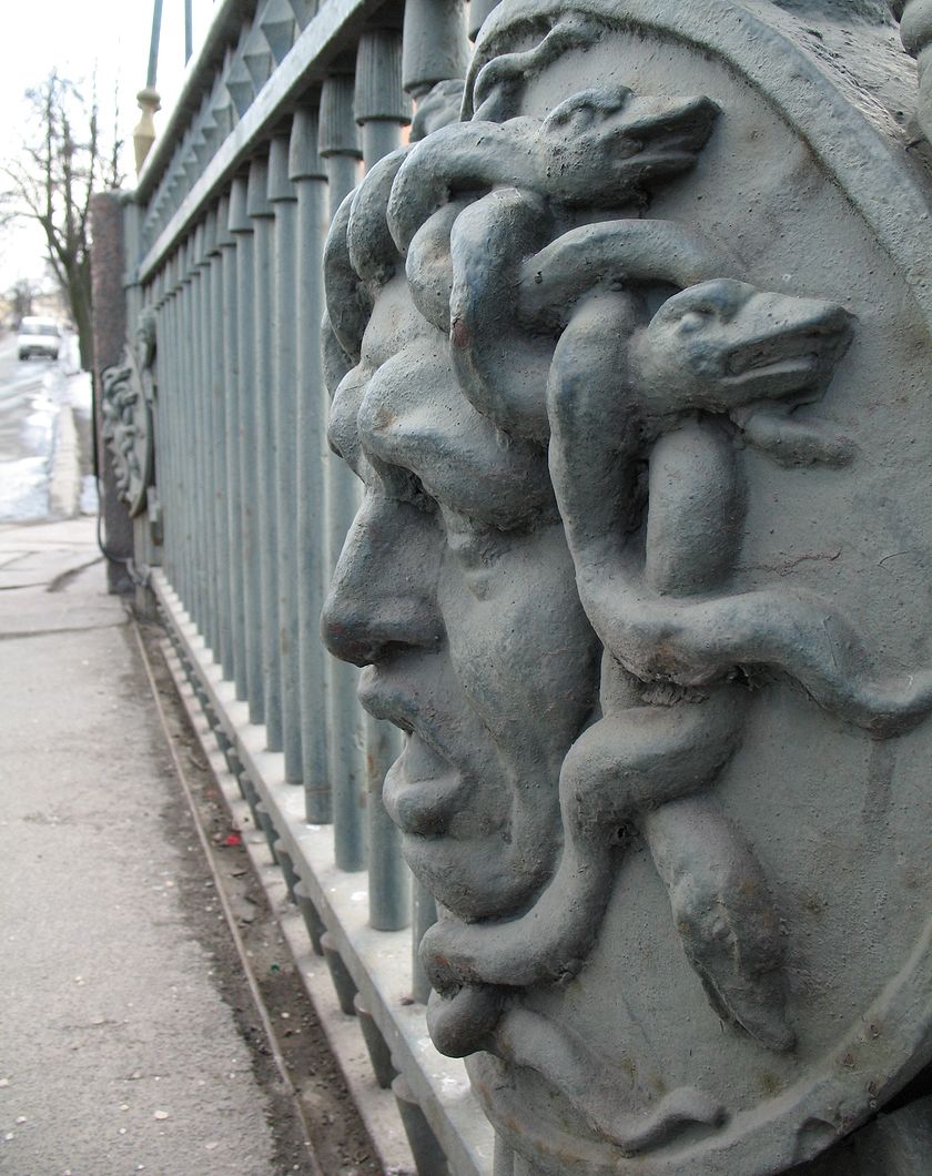 Голова медузы Гаргоны украшает чугунные ограждения Первого Инженерного моста