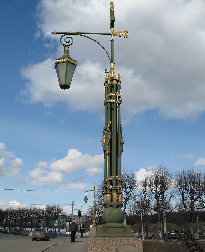 Фонарь Второго Садового моста состоит из дротиков и стрелы, украшен позолоченными лавровыми венками и щитами.