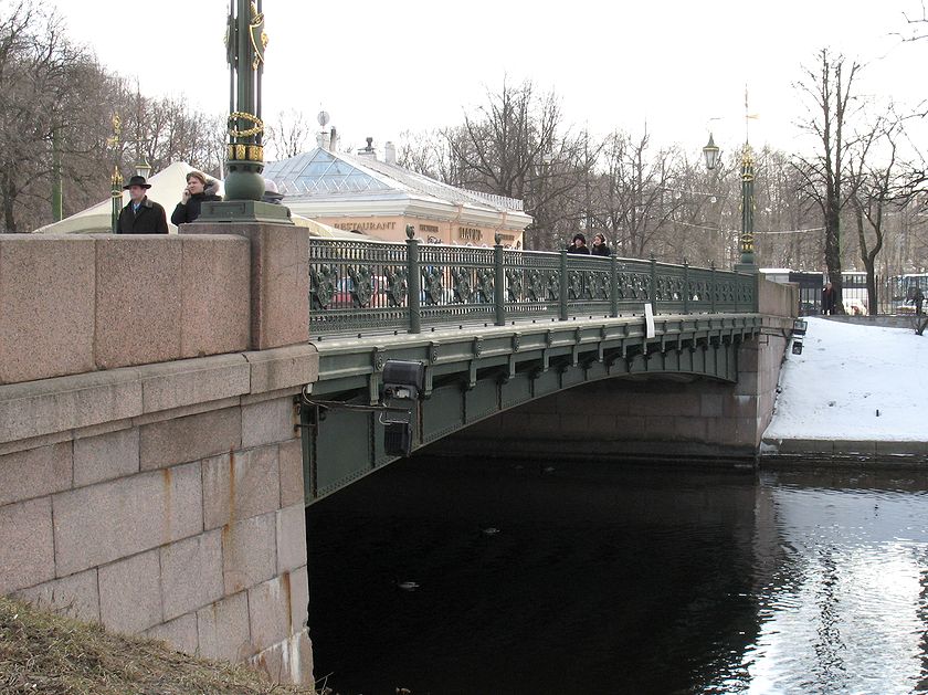 Второй Садовый мост ведет к храму Воскресения Христова (Спас-на-Крови). На Фото: мост, река Мойка, ресторан, люди.