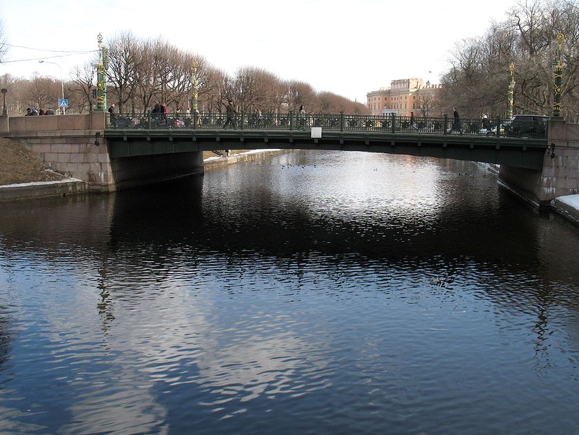 Река Мойка, Второй Садовый мост на фоне голых деревьев и Инженерного замка. По мосту идут люди.
