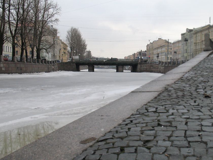 Спуски к воде на канале Грибоедова облицованы гранитом. Гранитная мостовая, вид на Аларчин мост.