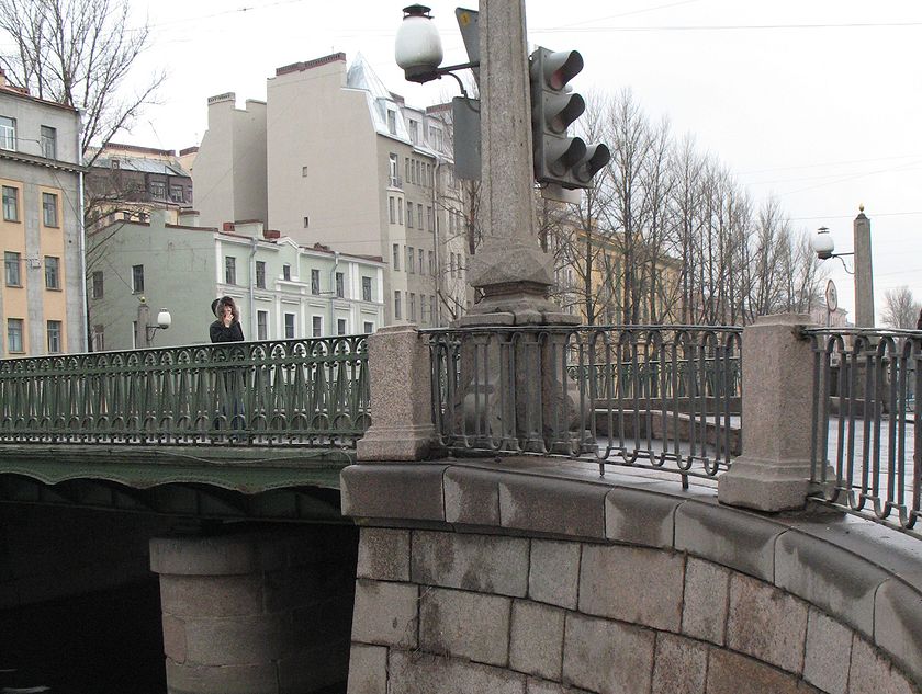 Фонарный столб в виде обелиска, светофор, часть решетки ограждения Аларчина моста.