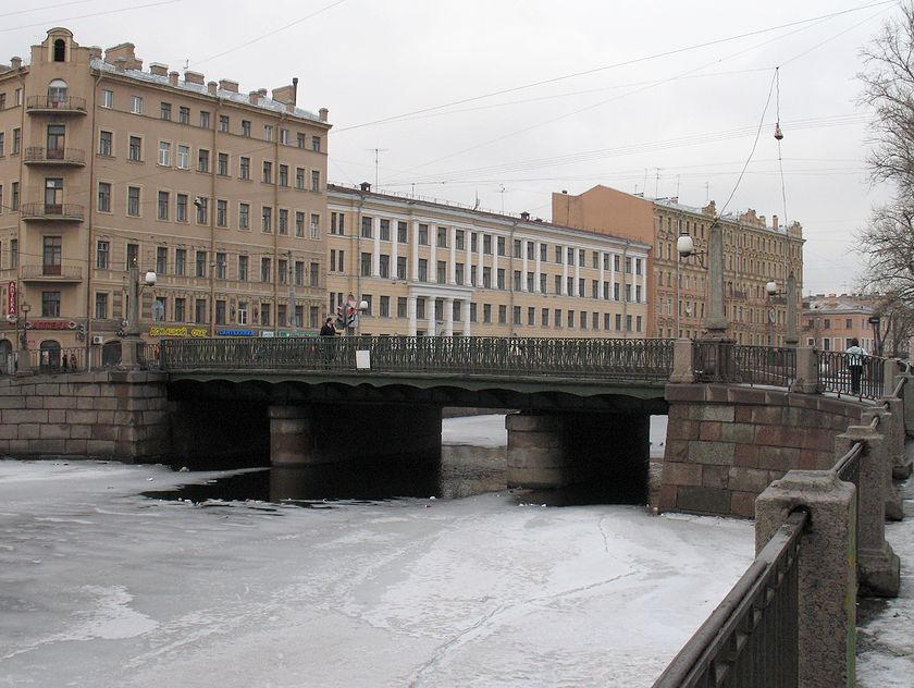 Вид на Аларчин мост. Ранняя весна, еще не сошел лед на канале Грибоедова.