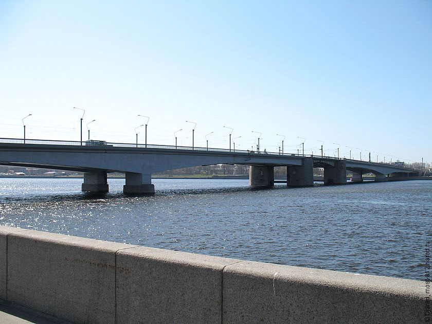 Вид на самый длинный разводной мост в Петербурге. Мост через Неву, к Александро-Невской Лавре.