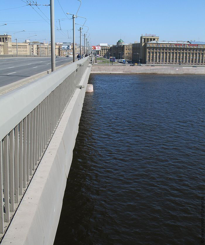 Проезжая часть моста Александра Невского, фонари и перильное ограждение, река Нева.