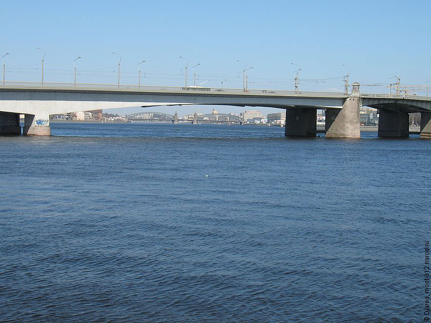 На фотографиии пролет моста Александра Невского, а на заднем плане виднеется мост Петра Великого.