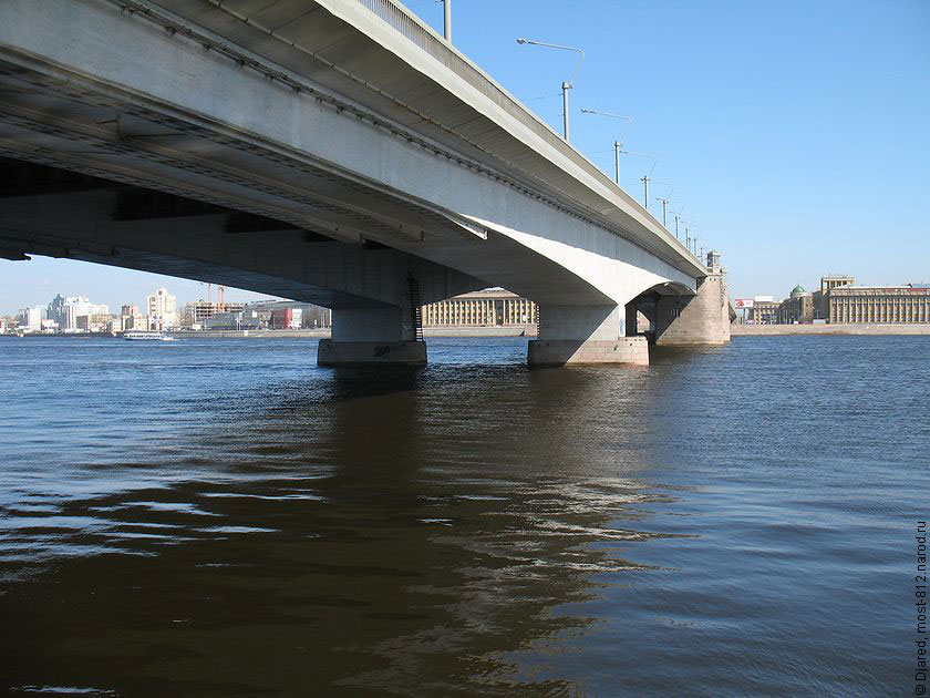 Вид на мост Александра Невского. Отражение моста в водной глади реки Невы.