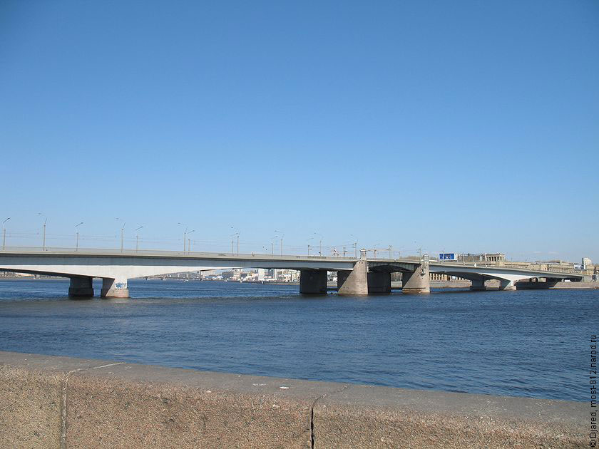 Мост Александра Невского соединяет берега Невы. На фото: мост, небо, река, гранитные блоки набережной Невы.