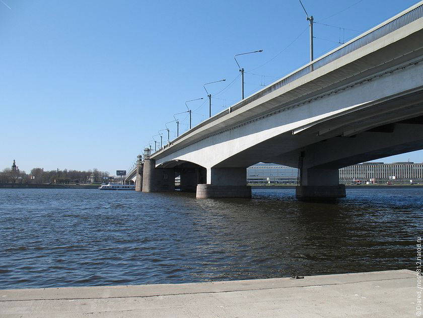 Это самый длинный разводной мост в Петербурге. Мост через Неву возведенный в одном из самых широких мест русла реки.