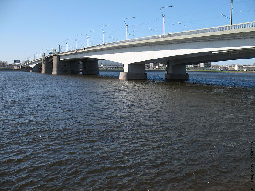 Поражает длина моста Александра Невского, его массивные и в то же время изящные пролеты.