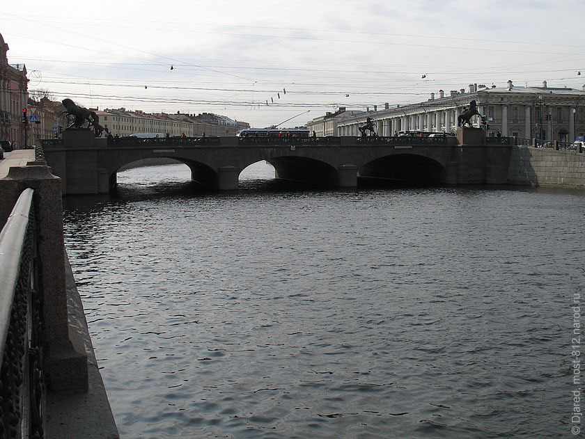 Вид на Аничков мост с набережной реки Фонтанки. Аничков дворец, скульптуры Укротителей коней на мосту. Пасмурно.
