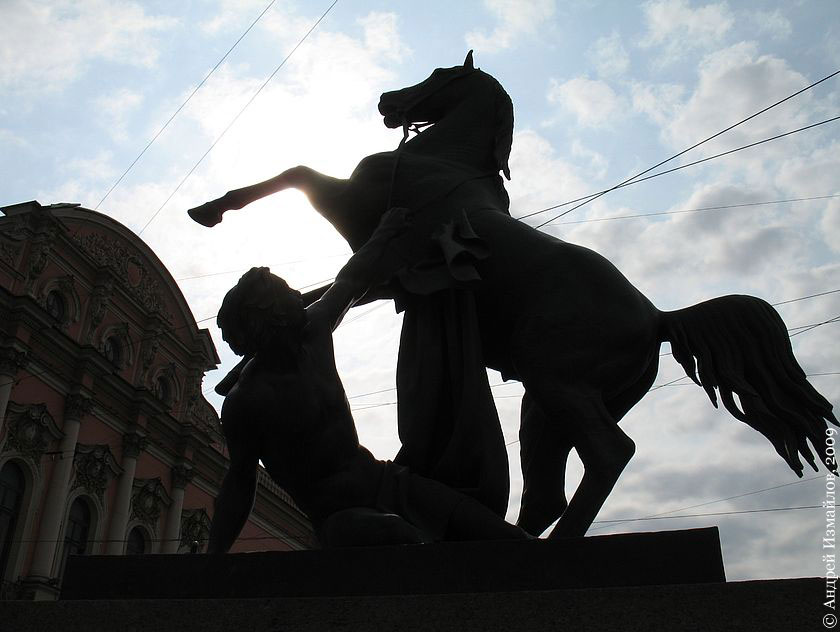 Силуэт статуи Укротителя с конем на фоне неба и Строгановского дворца.