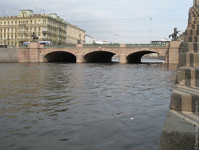 Спуск к воде возле Аничкова моста. Вид на мост.