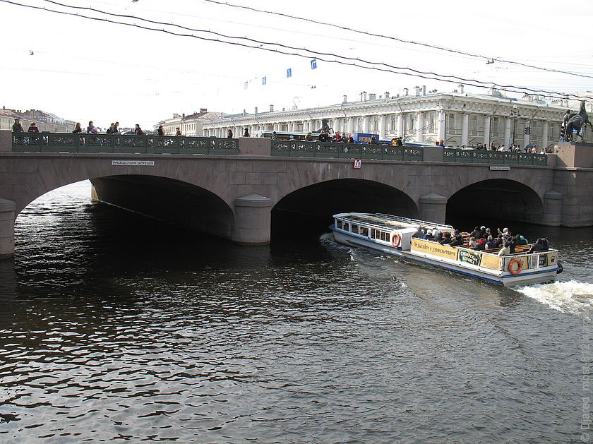 На фото река Фонтанка, Аничков мост, прогулочный экскурсионный катер с туристами.