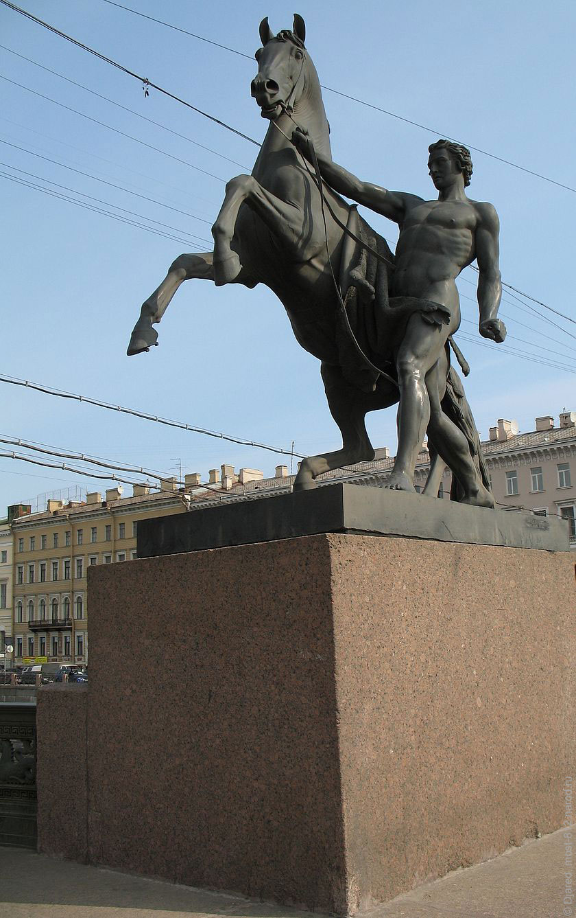 Статуя Укротителя с конем работы скульптора П. К. Клодта. Статуя установлена на гранитном пьедестале. Конь, человек, мужчина, гранит, Аничков мост.