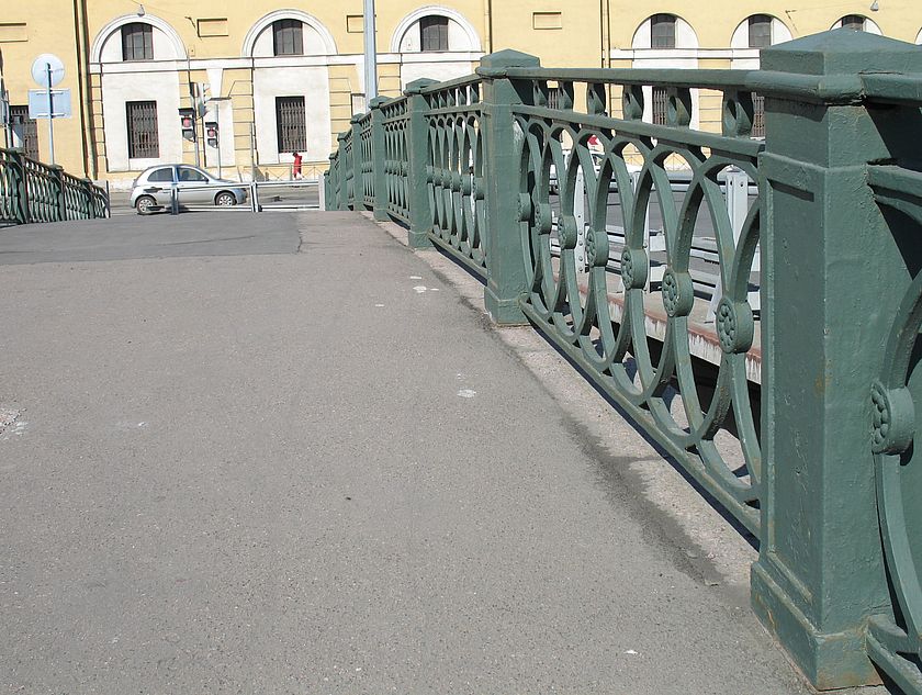 Пешеходный мост через Обводный канал. Чугунная решетка ограждения Балтийского моста.