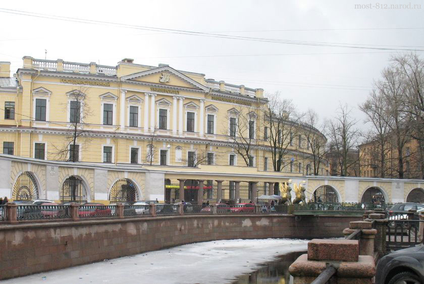 Вид на Университет экономики и финансов, канал Грибоедова и Банковский мост.
