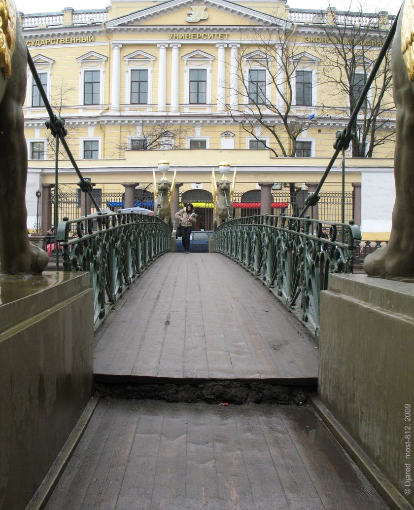 Банковский мост, вид на пешеходную зону моста, стоя между двумя Грифонами.