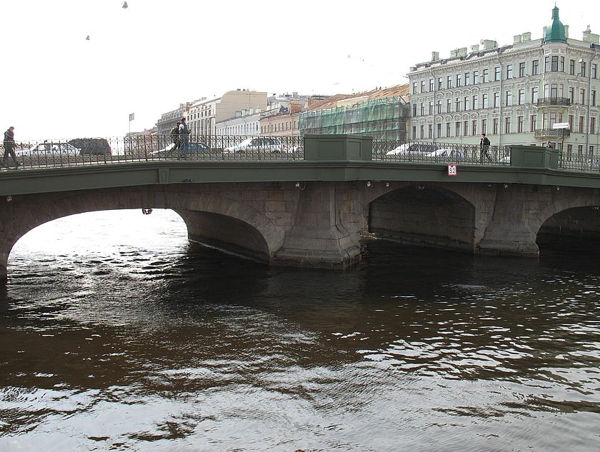 На фото мост Белинского, что на реке Фонтанке.