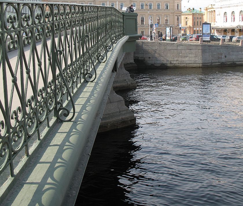Изящная решетка перильного ограждения моста Белинского, река Фонтанка.