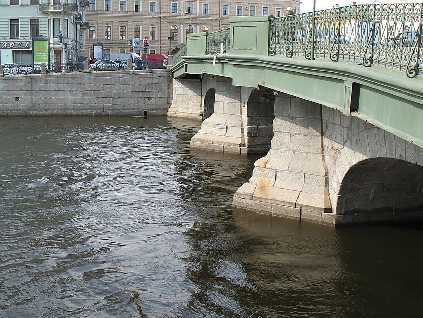 На фото мы видим облицованные гранитом опоры моста Белинского.