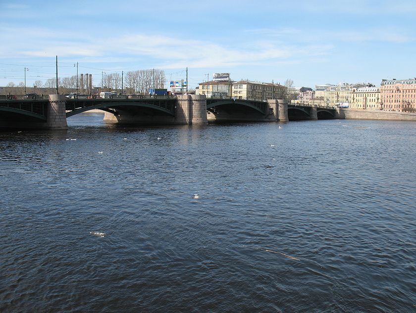 На фотографии вид на Биржевой мост, река Нева, льдинки