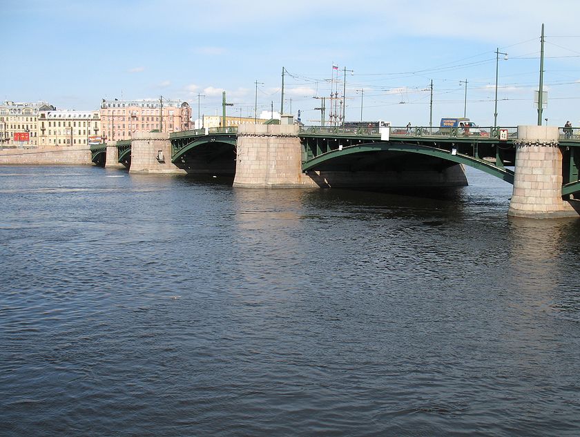 Вид на Биржевой мост с набережной Макарова, малая Нева