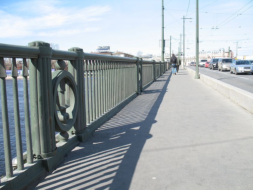 Пешеходная зона Биржевого моста, перильное ограждение, фонари