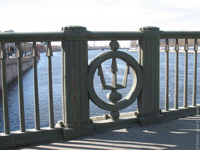 Решетка Биржевого моста украшена дротиками и трезубцем подводного владыки Нептуна