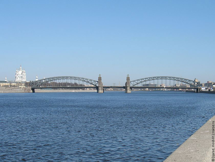 Вид на мост Петра Великого. Река Нева, Смольный собор, мост Петра Великого, гранит набережной невы.