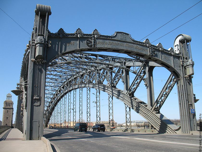 Металлический портал Большеохтинского моста с подвешенными многогранными фонарями