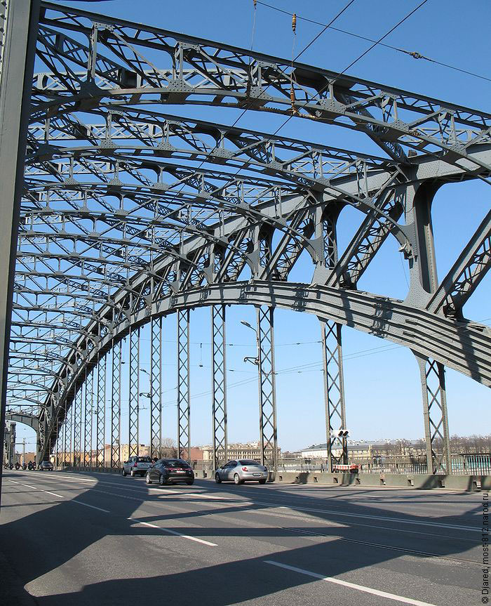 проезжая часть моста Петра Великого, транспорт на мосту, автомобили и мотоциклы