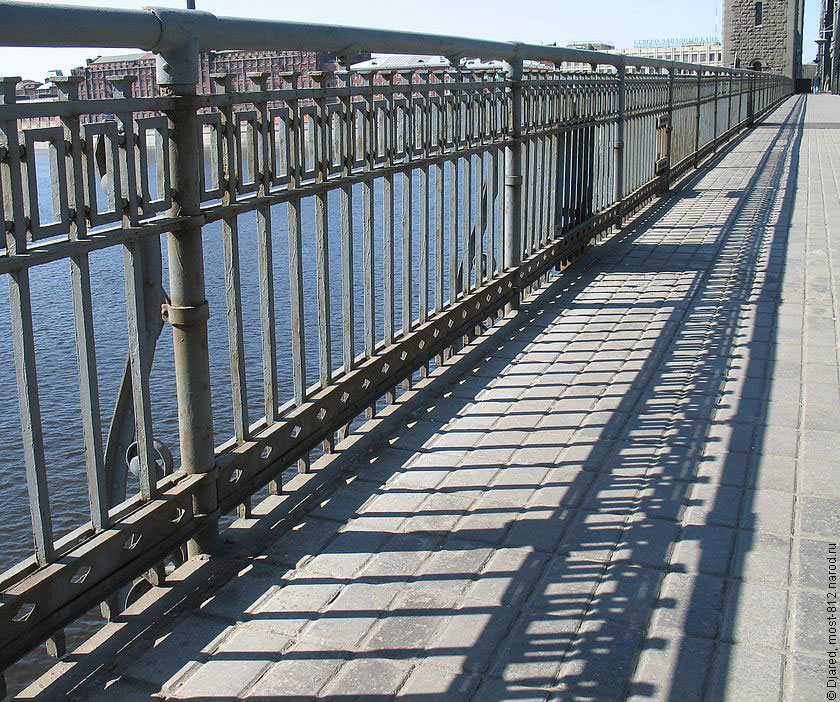 решётка моста Петра Великого, перильное ограждение Большеохтинского моста