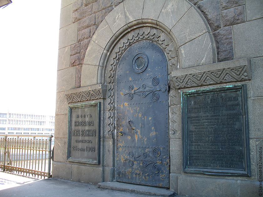 мемориальные таблички на башне моста Петра Великого Большеохтинского моста, стальная дверь в башню