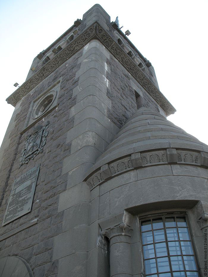 Облицованная гранитом башня-маяк с памятными табличками