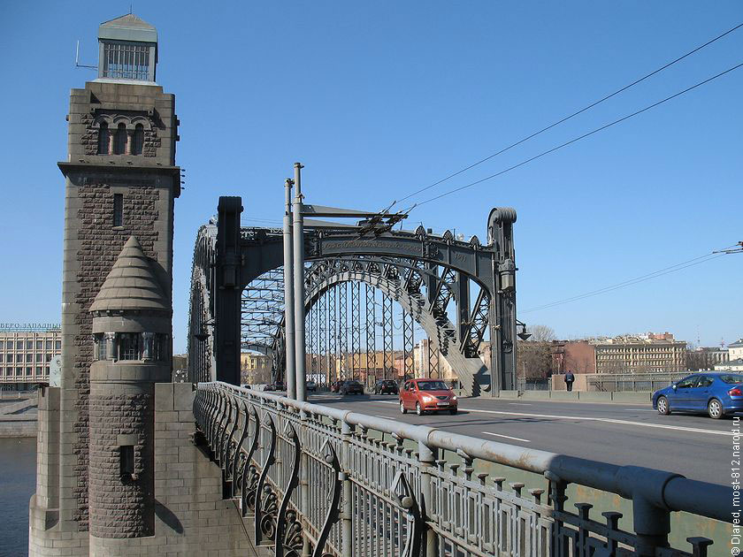 Облицованная гранитом башня-маяк, Большеохтинский мост, проезжая часть, движение по мосту
