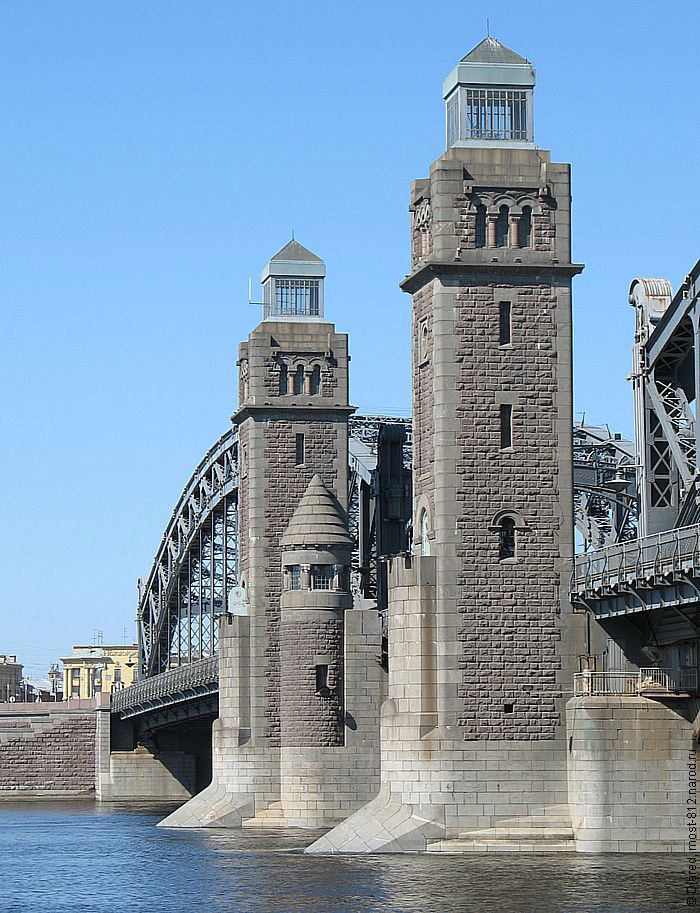 Две башни моста Петра Великого. Башни-маяки облицованы гранитом, между ними находится разводной пролет моста.