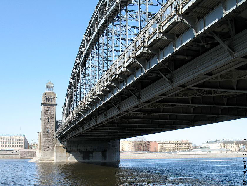 Мост Петра Великого, вид снизу на пролет моста и опоры. Вид с набережной Невы.