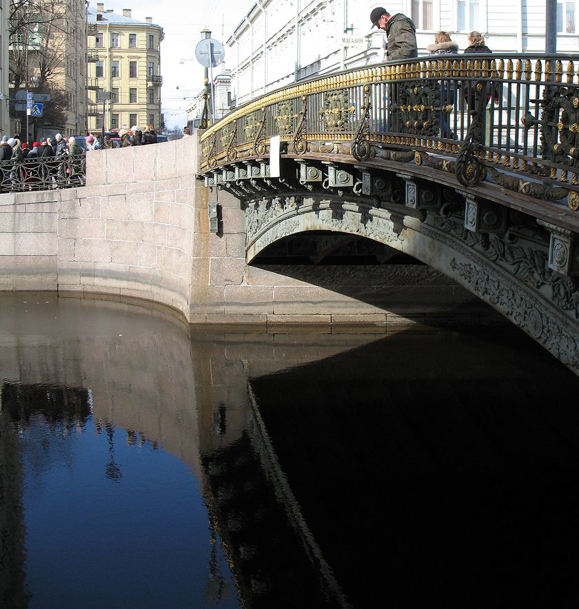 Большой Конюшенный мост и его отражение в реке Мойке. Ограждение моста.