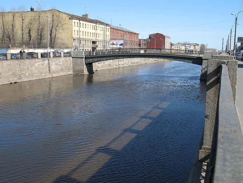 На фотографии вид на Борисов мост с набережной Обводного канала