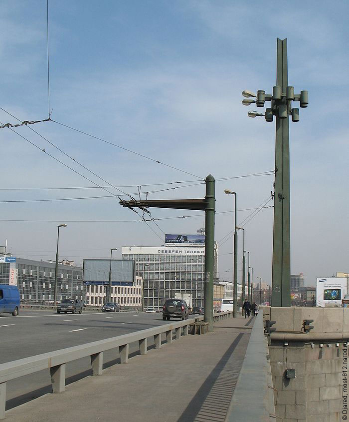 фонарный столб пирамидальной, конической формы на Кантемировском мосту