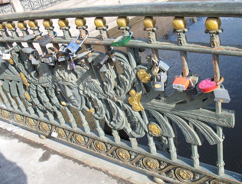 свадебный обычай, молодожены вешают замок на решётку Тройного моста, а ключи выбрасывают в реку, концы в воду, ключи в Мойку, обычаи новобрачных Санкт-Петербурга, молодожёны в Питере