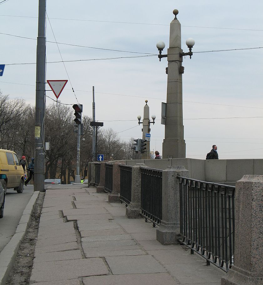 Обуховский мост, фонари Обуховского моста, фонарные столбы на Обуховском мосту как музыканты с маракасами