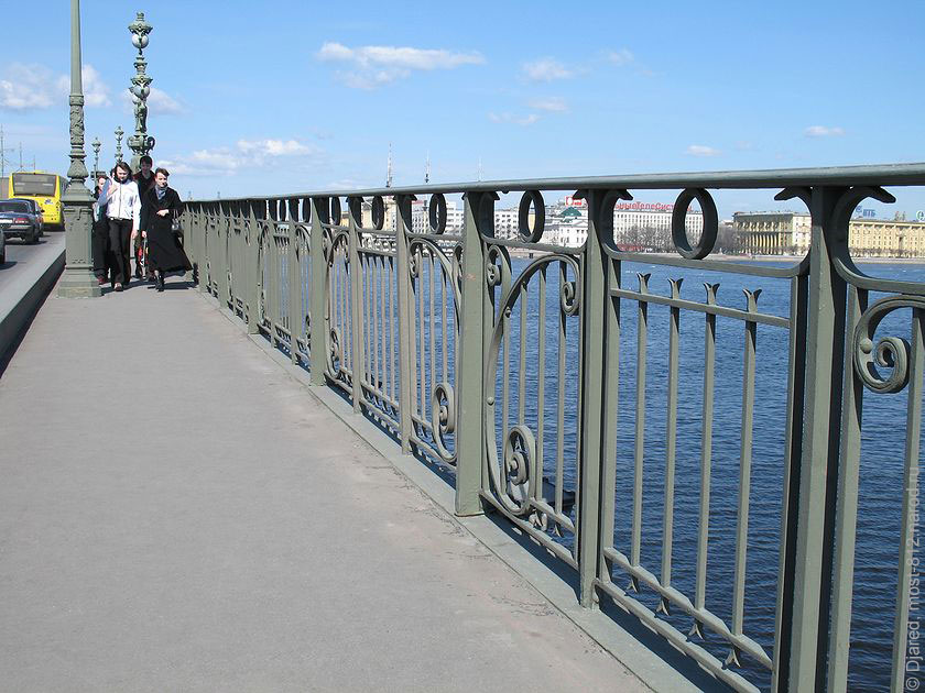 Троицкий мост, длинный разводной мост через Неву в Санкт-Петербурге, пешеходы на Троицком мосту