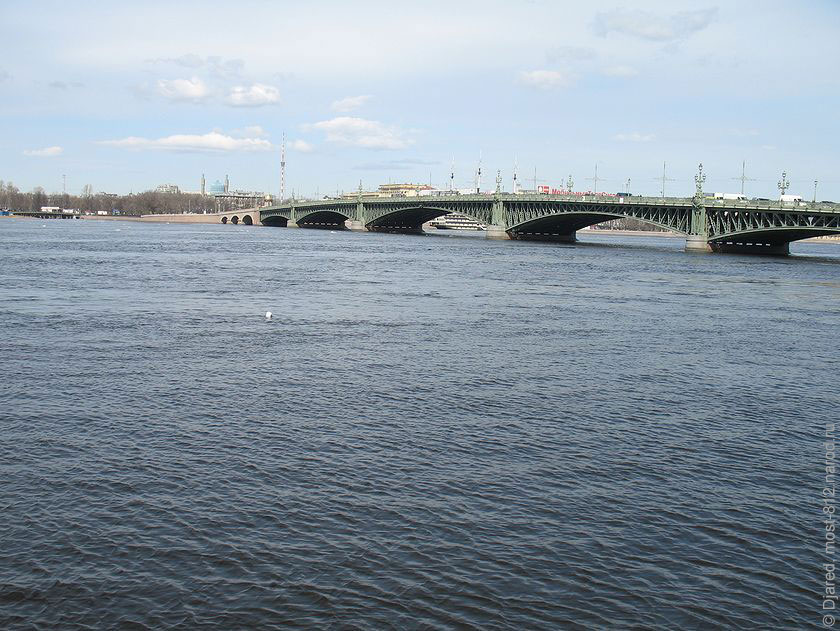 Троицкий мост, длинный разводной мост через Неву в Санкт-Петербурге