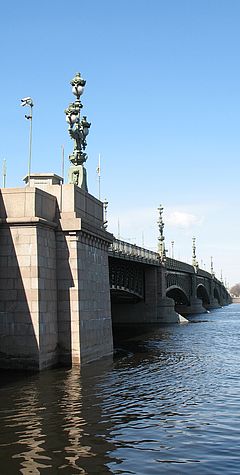 Троицкий мост, длинный разводной мост через Неву в Санкт-Петербурге