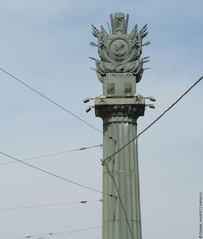 металлическая колонна с изображением ордена Ушакова