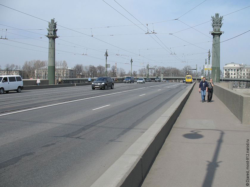 проезжая часть и пешеходная зона Ушаковского моста