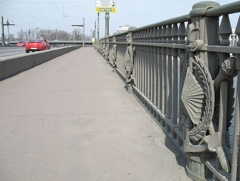 перильные ограждения и пешеходная зона Ушаковского моста